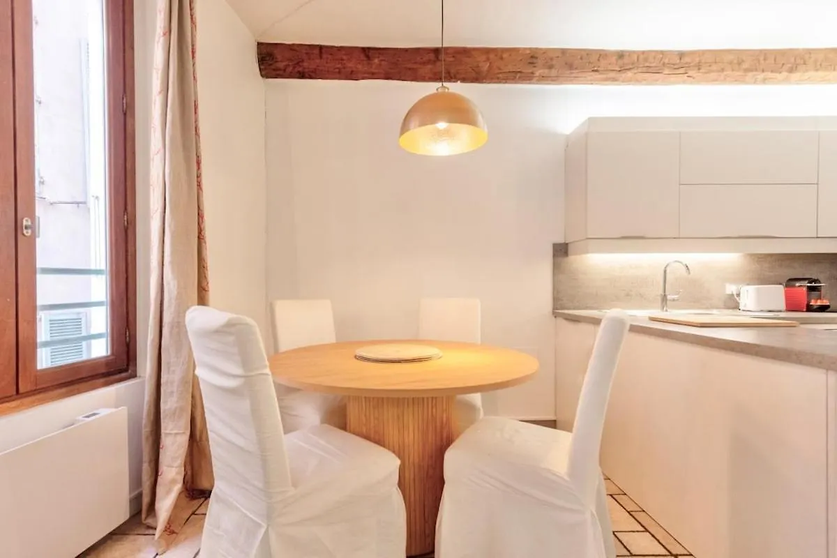 Proche Du Cours Saleya Et De La Plage, Dans Le Vieux Nice, Spacieux Et Climatise Apartment