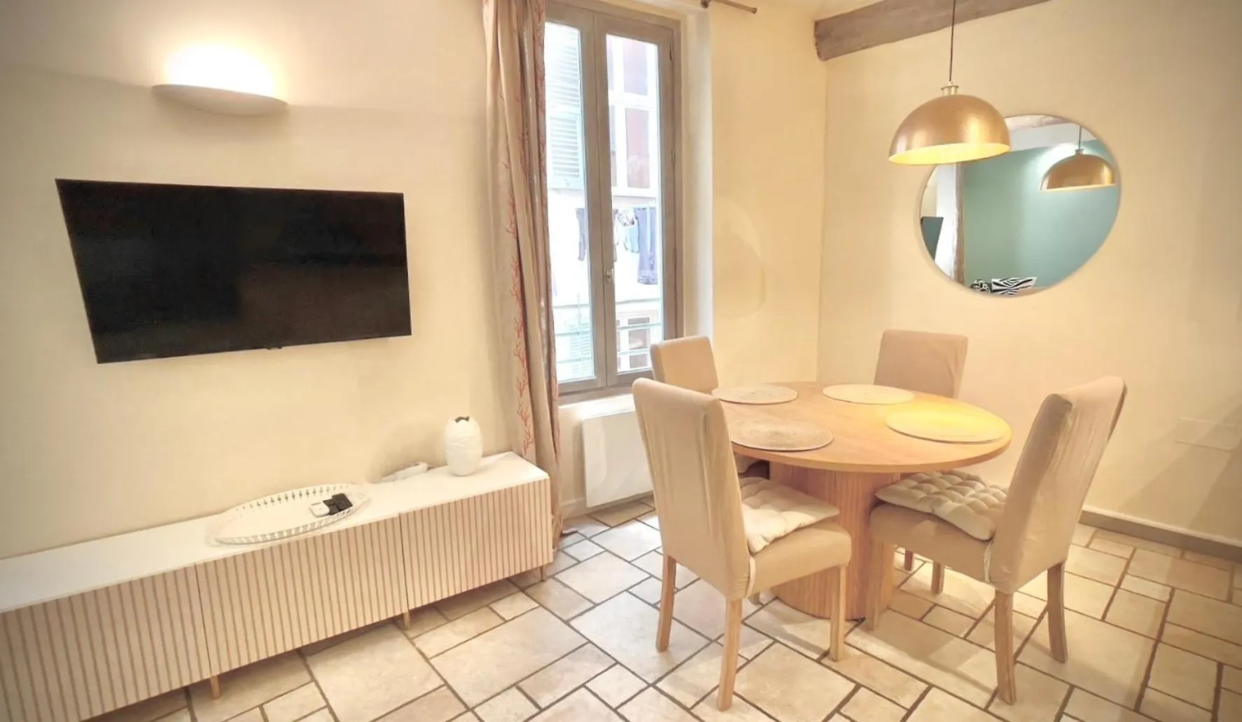 Apartment Proche Du Cours Saleya Et De La Plage, Dans Le Vieux Nice, Spacieux Et Climatise