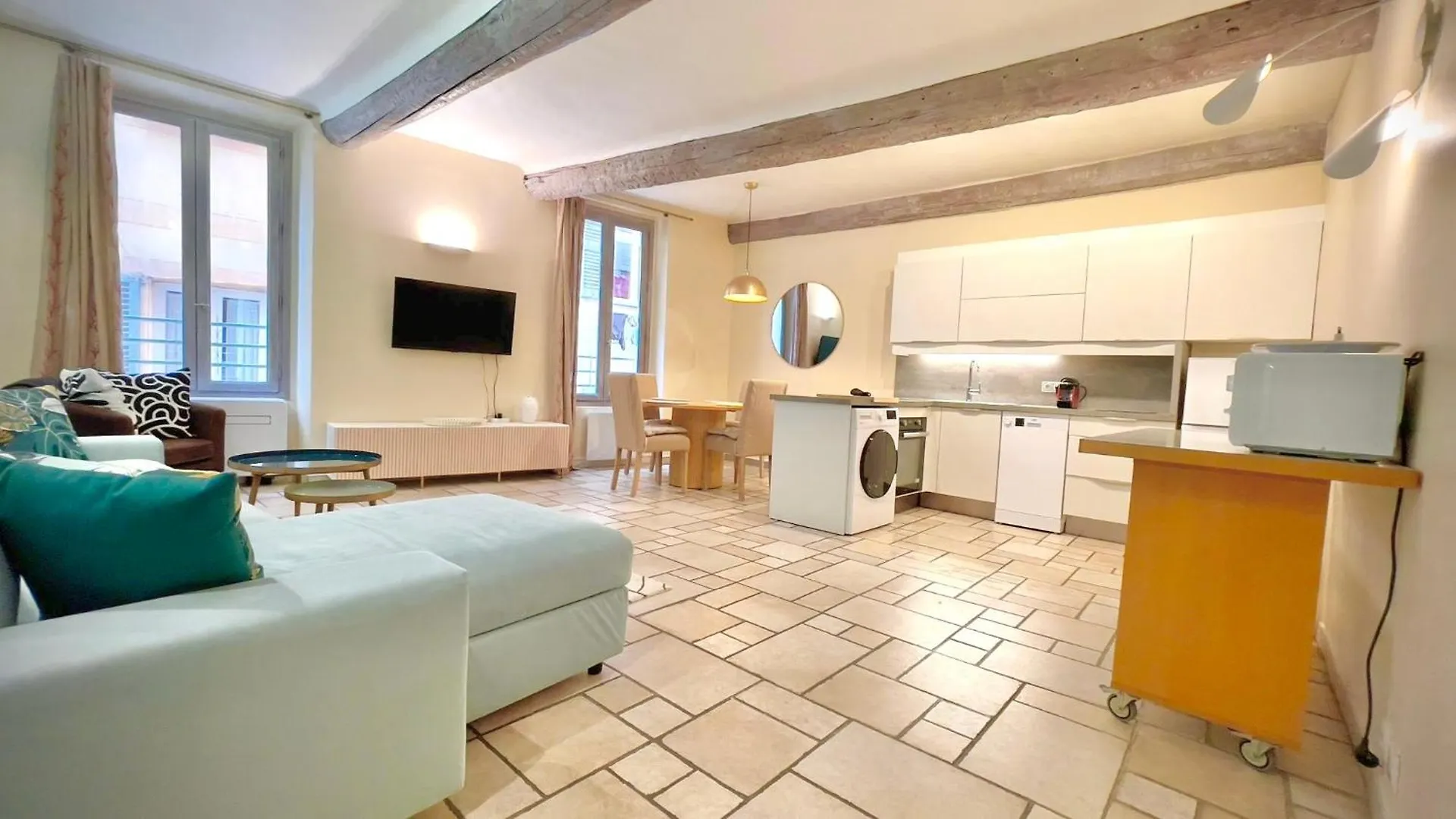 Proche Du Cours Saleya Et De La Plage, Dans Le Vieux Nice, Spacieux Et Climatise Apartment