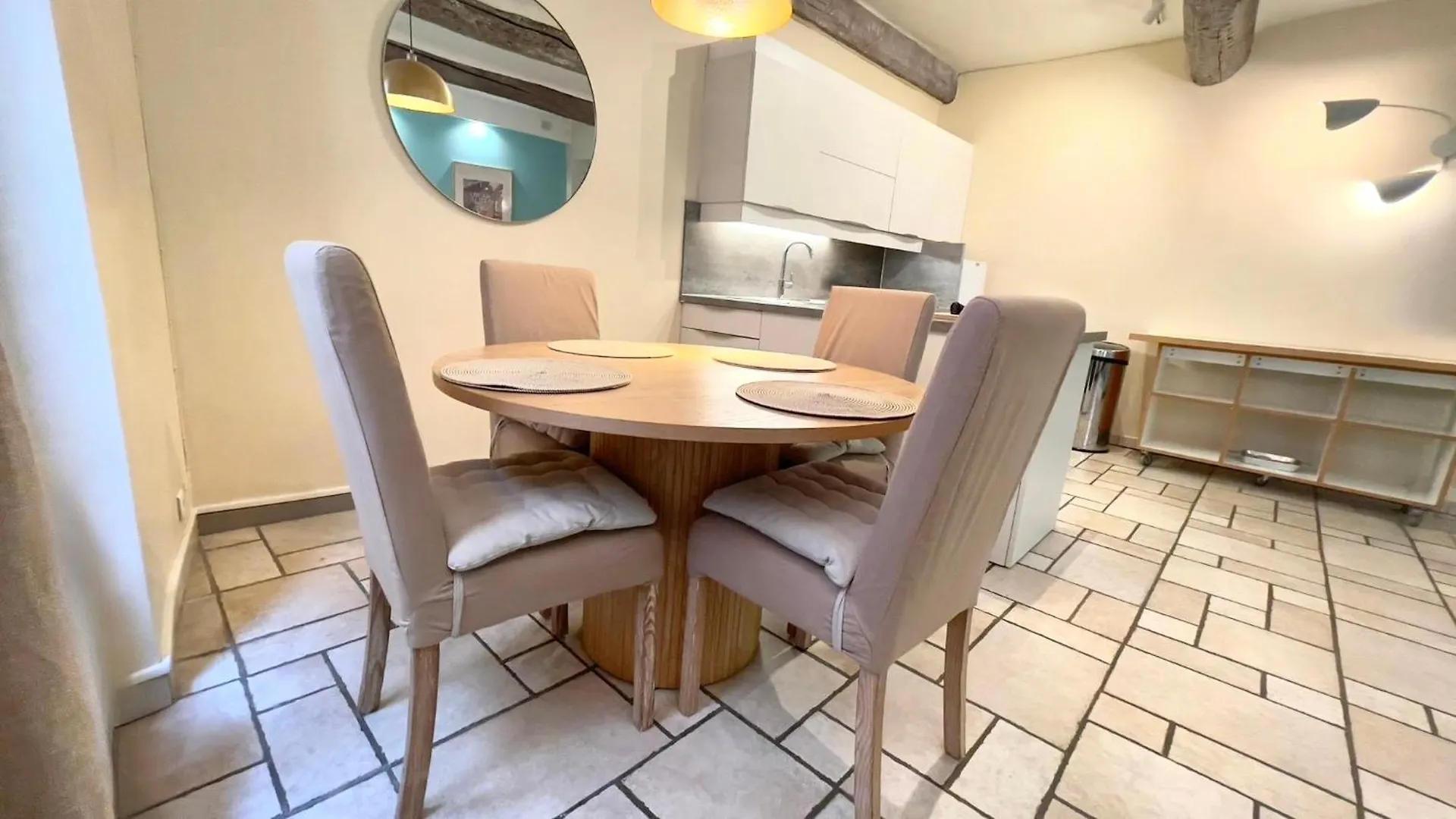Apartment Proche Du Cours Saleya Et De La Plage, Dans Le Vieux Nice, Spacieux Et Climatise
