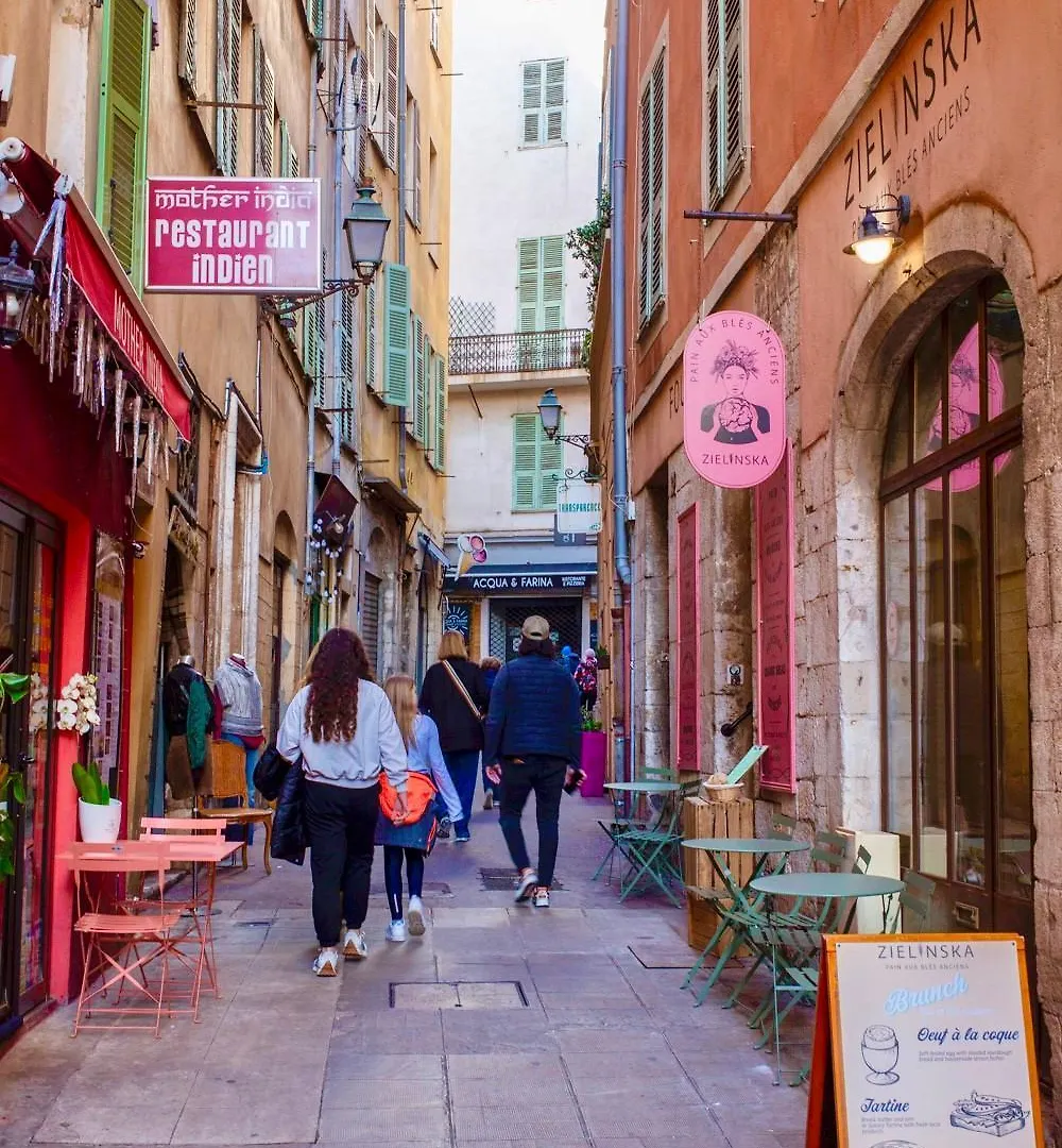 Proche Du Cours Saleya Et De La Plage, Dans Le Vieux Nice, Spacieux Et Climatise