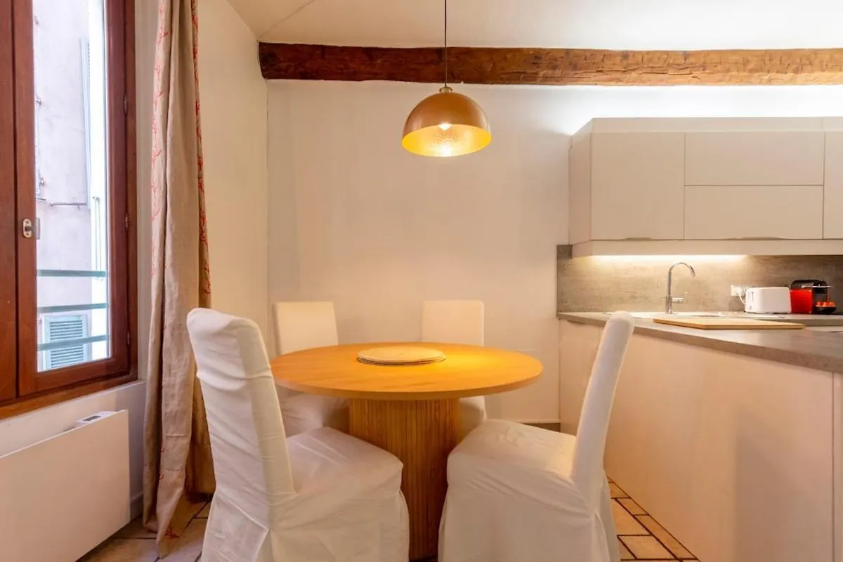 Proche Du Cours Saleya Et De La Plage, Dans Le Vieux Nice, Spacieux Et Climatise Apartment