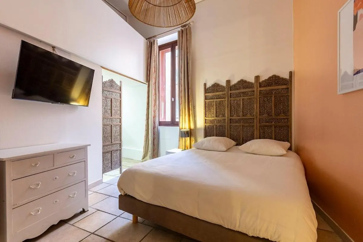 Proche Du Cours Saleya Et De La Plage, Dans Le Vieux Nice, Spacieux Et Climatise Apartment
