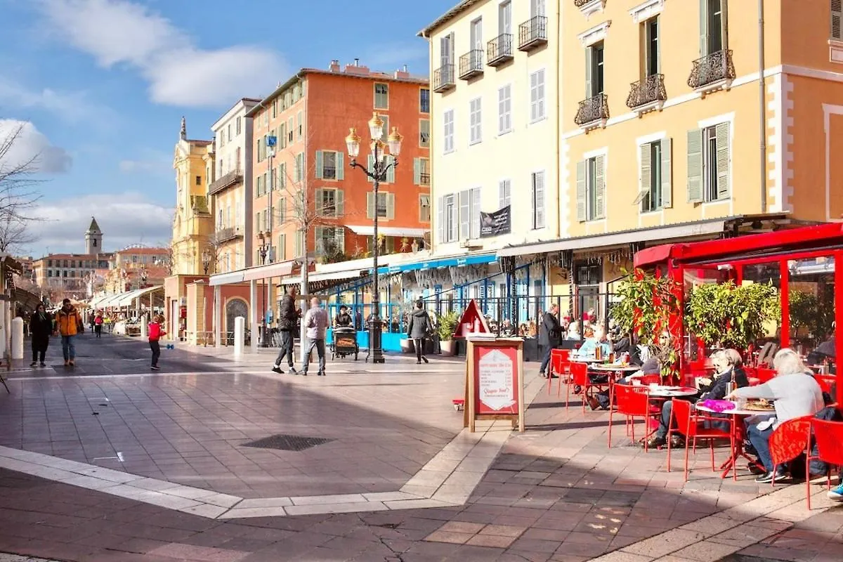 Proche Du Cours Saleya Et De La Plage, Dans Le Vieux Nice, Spacieux Et Climatise